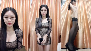 御姐范十足眼镜骚女！性感包臀裙脱衣舞！黑丝美腿抖臀，换上护士情趣装，掰穴特写翘起美臀