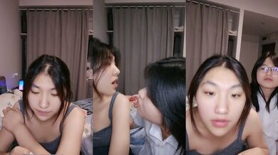 拉拉小姐妹又亲起来，摸着奶子亲着小嘴，看着真刺激像刚搞对象的样子，吃奶还抠逼道具抽插，好痒你别舔啊