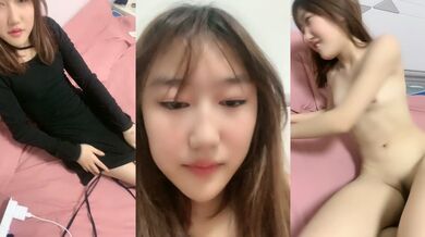 新人下海00后嫩妹！脱光光贫乳！翘起屁股看穴，给炮友带上套子插入，小妹妹很听话