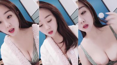 新人下海气质美女！强烈要求秀一波！掏出奶子看看，多毛骚穴特写，掰开手指扣入