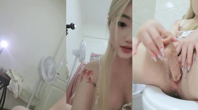 新来的极品妞，高颜值好身材，自己揉着骚奶子伸着舌头要舔狼友鸡巴，掰开骚穴特写，道具插进逼逼把自己搞喷