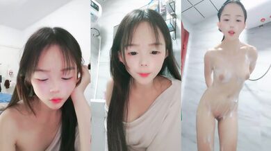 无毛逼极品白虎小少妇全程露脸大秀直播，水晶高跟好骚啊，揉奶玩逼道具抽插，搞到骚穴高潮喷尿，淫声荡语