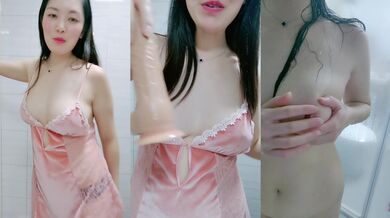 气质美少妇浴室诱惑！性感吊带睡衣！笑起来甜美风骚，掏出白嫩奶子，洗澡湿身，掰开骚穴特写