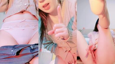 气质美少妇！看似文静骚的很！脱下牛仔裤揉搓肥穴，水晶假屌抽插，高潮大量喷水，表情一脸享受