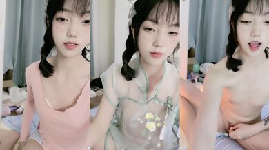 清纯乖巧甜妹！两根小辫一脸呆萌！收费房大尺度，自摸粉穴好痒，妹妹好想被操，娇喘呻吟超诱惑