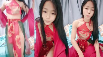 清纯小学妹露脸放假在家直播赚外快，肚兜情趣赚跟狼友互动撩骚漏出骚奶子，脱光了诱惑狼友揉奶玩逼精彩刺激