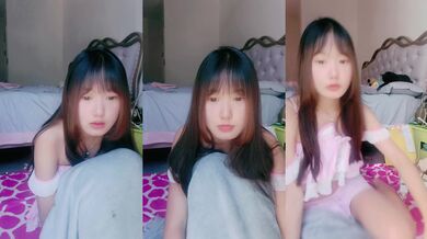 清纯系天花板！乖巧文静美少女！撩下衣服贫乳，翘起屁股粉嫩小穴，纤细美腿一脸呆萌