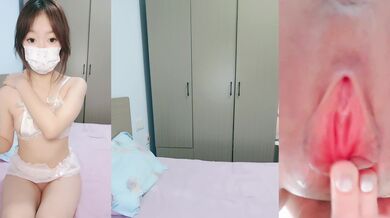 肤白貌美一只小呆梨在线约炮狼友展示完美好身材，情趣内衣诱惑听狼友指挥脱光，揉奶玩逼看特写撅着屁股求草