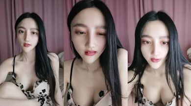 长发高颜值妹子，脱光光傲人身材，热舞搔首弄姿张开腿白虎干净穴撅起屁股十分诱人