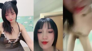 颜值很高的妹子跟狼友撩骚互动，浴室洗干净了伺候小哥大鸡巴，深喉口交激情上位无套抽插，内射中出不要错过