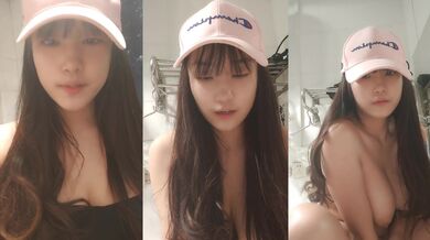 鸭舌帽新人甜美少女！卫生间诱惑一对豪乳！脱光光马桶上掰穴，特写视角揉搓阴蒂，手指扣弄骚逼