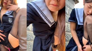 Stripchat站【Lovely520】JK装户外，找了个墙角自慰，撩起裙子扒开内裤，跳蛋塞穴，疯狂揉穴