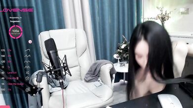 Stripchat站，网红女神【sm_Yingzi】隔紧身裤自摸流水，脱光光假屌抽插，地上骑乘位