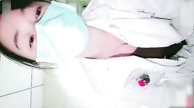 【医院直播】值夜班的护士深夜下海直播，在医院值班室开播自慰用玩具插菊花